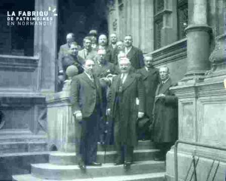 Hôtel d'Escoville-groupe sur l'escalier de la loggia