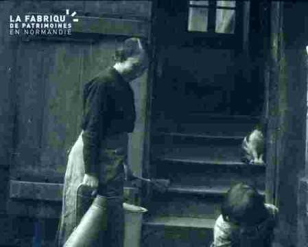 Alain accompagné devant un escalier