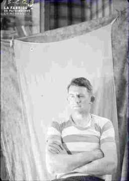 homme jeune avec maillot rayé