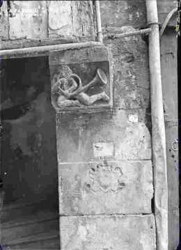 Saint Sauveur-Bas relief avec trompette