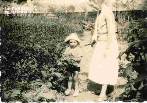 Alain  et Charlotte dans le jardin