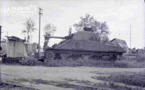 Orne, engin militaire allemand de type char de combat abandonné.