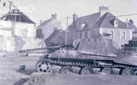 Orne, engin militaire allemand de type char de combat abandonné.