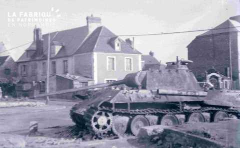 Orne, engin militaire allemand de type char de combat abandonné.