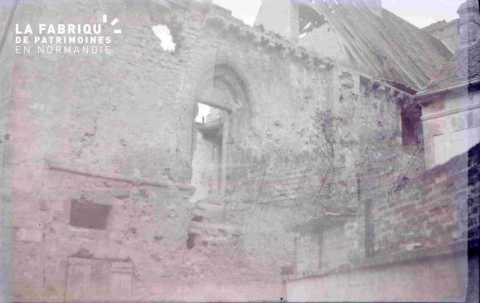 Orne, engin militaire allemand de type char de combat abandonné.