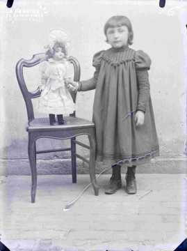 Argentan jeune fille avec poupée