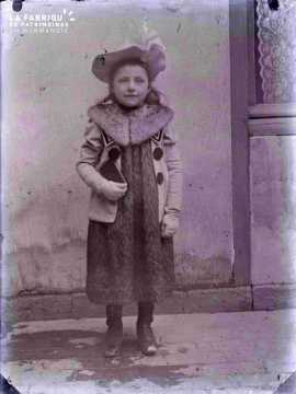 Argentan jeune fille costumée