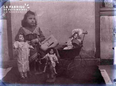 Argentan jeune fille avec poupées