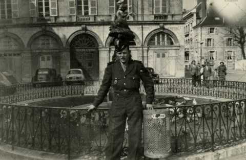 Portrait de soldat devant une statue