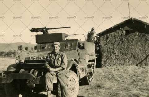 Soldat assis sur une jeep