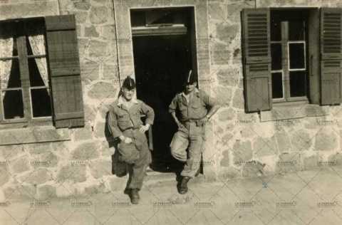 Portrait de deux soldats français en Algérie