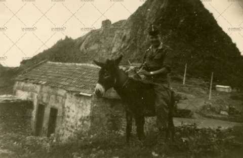Portrait d'un soldat sur un âne