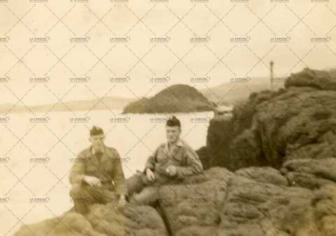 Portrait de deux soldats français au bord de mer