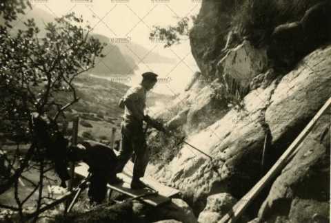 Soldat français avec marteau-piqueur