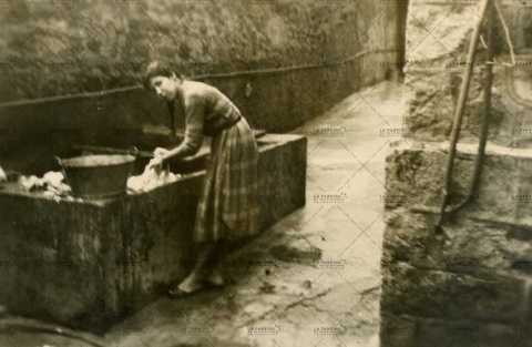 Femme lavant son linge