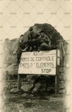 Portrait de soldats français au poste de contrôle