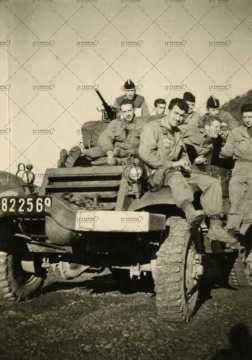 Soldats français sur une jeep