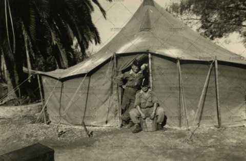 Portrait de deux soldats français devant une tente