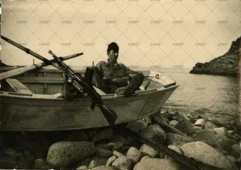 Soldat français armé dans une barque