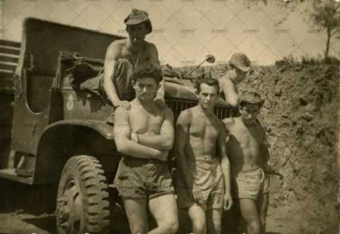 Photographie de groupe, soldats français devant un engin militaire
