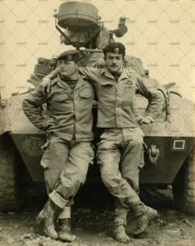 Portrait de deux soldats français devant un char militaire