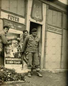 Soldats posant devant le foyer régimentaire, affiche de film