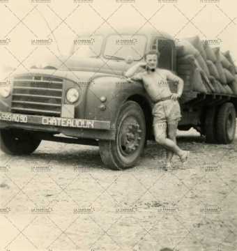 Portrait d'un soldat accoudé à un camion
