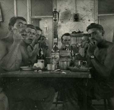 Moment de convivialité entre soldats français