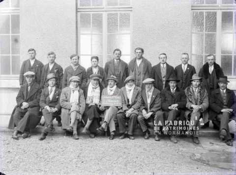 Photographie de groupes d'émigrants à Cherbourg