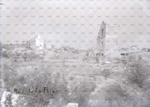 Caen en ruines, rue de la Paix