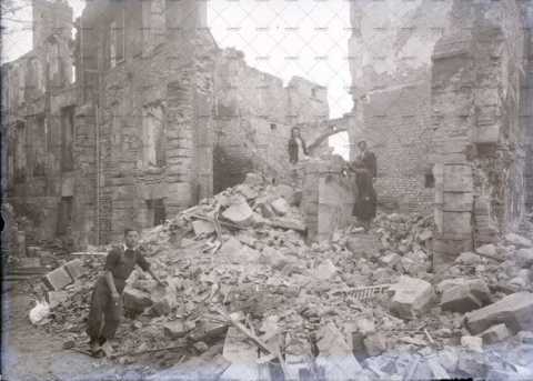 Caen en ruines, victimes au milieu des décombres