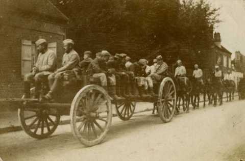 Prisonniers allemands se rendant au travail à Saint-Just-des-Marais près de Beauvais