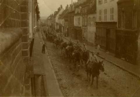 Retraite de la Marne : récupération de chevaux, Grande rue de Saint-Just-des-Marais près de Beauvais (60)