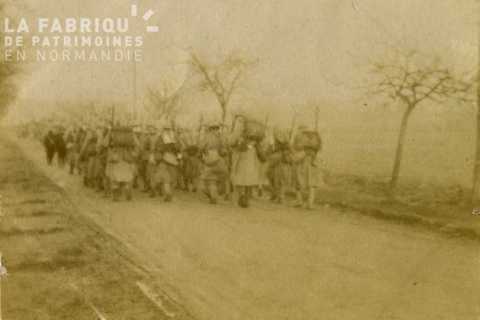 Sur la route de Calais, près de Therdonne (60) (vers Beauvais), 1er janvier 1916 : 22e Colonial - 3e compagnie venant de Saint-Just-des-Marais (60)