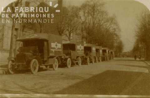 Ambulances anglaises faisant le transport des blessés du front (Montidier) à Beauvais (triage)
