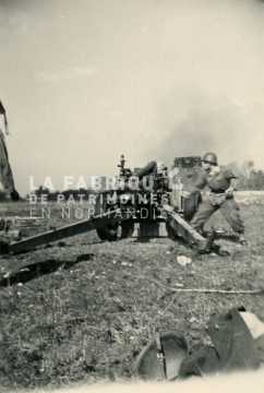 Soldats français s’entraînant au tir de canon m2 de 105 mm