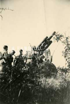 Soldats français s'entraînant au tir de canon m2 de 105 mm