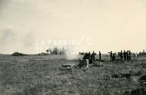 Batterie d'artillerie de canons M2 de 105 mm lors d'un entrainement militaire