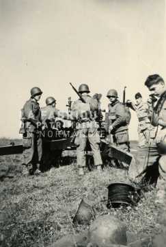 Soldats français lors d'un entrainement de tir au canon de 105 mm 