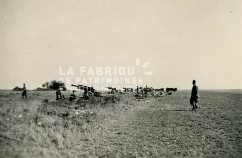Batterie d'artillerie de canon de 105 mm en entrainement