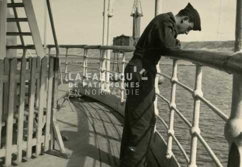 Appelé de la guerre d'Algérie sur le pont d'un navire.