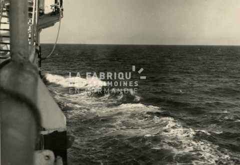 Navire traversant la Méditerranée 