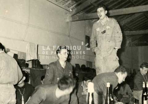 Fête et repas entre soldats français durant la guerre d'Algérie