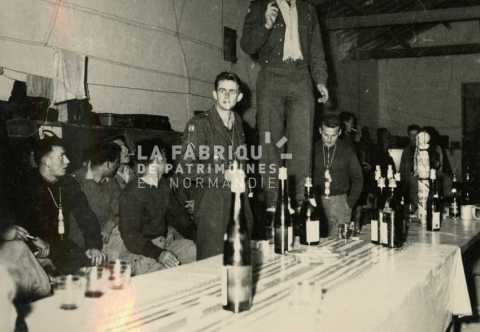 Fête entre soldats français durant la guerre d'Algérie