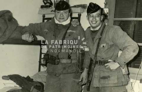 Soldats français posant dans leur chambre