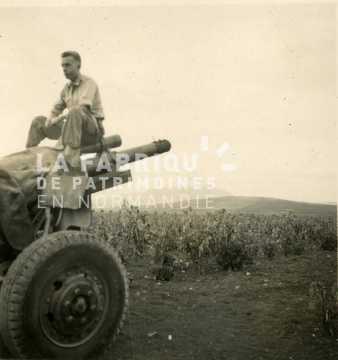Soldat français posant sur un canon d'artillerie durant la guerre d'Algérie