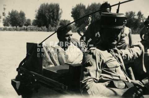 Soldats de l'armée française dans une jeep en Algérie