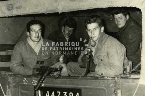 Soldats de l'armée française posant en armes dans un dodge en Algérie