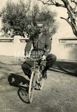 Soldat à vélo en Algérie