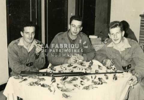 Soldats français posant avec leur tableau chasse en Algérie